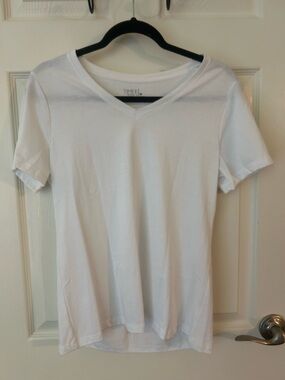 Time and Tru White V-Neck Short Sleeve Tee